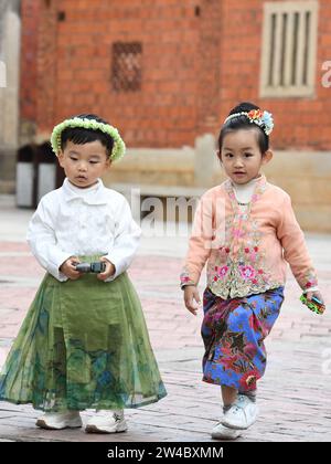JINJIANG, 21 déc. 2023 (Xinhua) -- les enfants s'amusent dans le village de Wulin de Jinjiang, dans la province du Fujian, dans le sud-est de la Chine, le 19 décembre 2023. Dans le village de Wulin, dans la province du Fujian de l'est de la Chine, les visiteurs sont souvent fascinés par le mélange de styles architecturaux : maisons locales en briques rouges, bâtiments gothiques, structures gréco-romanes et bâtiments mêlant éléments chinois et occidentaux. Le mélange éclectique de styles architecturaux raconte de façon vivante l'histoire de la connexion du village avec la communauté chinoise d'outre-mer. À la fin du 19e siècle et au début du 20e siècle, de nombreux villageois se sont rendus Banque D'Images