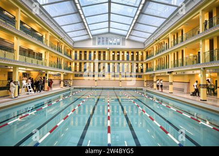 Paris, France. 21 décembre 2023. Cette photographie montre la piscine Pontoise récemment rénovée à Paris, le 21 décembre 2023. Photo de Firas Abdullah/ABACAPRESS.COM crédit : Abaca Press/Alamy Live News Banque D'Images