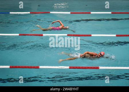 Paris, France. 21 décembre 2023. Les nageurs se produisent à la piscine Pontoise récemment rénovée à Paris, le 21 décembre 2023. Photo de Firas Abdullah/ABACAPRESS.COM crédit : Abaca Press/Alamy Live News Banque D'Images