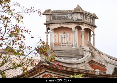 JINJIANG, 21 décembre 2023 (Xinhua) -- cette photo prise le 19 décembre 2023 montre une vue d'un bâtiment historique mêlant éléments chinois et occidentaux dans le village de Wulin, dans le Jinjiang, dans le sud-est de la Chine, dans la province du Fujian. Dans le village de Wulin, dans la province du Fujian de l'est de la Chine, les visiteurs sont souvent fascinés par le mélange de styles architecturaux : maisons locales en briques rouges, bâtiments gothiques, structures gréco-romanes et bâtiments mêlant éléments chinois et occidentaux. Le mélange éclectique de styles architecturaux raconte de façon vivante l'histoire de la connexion du village avec les Chines d'outre-mer Banque D'Images