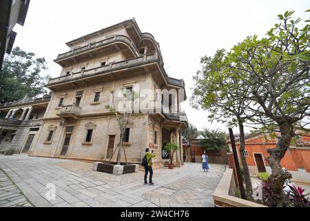 JINJIANG, 21 déc. 2023 (Xinhua) -- des touristes prennent des photos dans un bâtiment historique du village de Wulin, dans le Jinjiang, dans le sud-est de la Chine, dans la province du Fujian, le 19 décembre 2023. Dans le village de Wulin, dans la province du Fujian de l'est de la Chine, les visiteurs sont souvent fascinés par le mélange de styles architecturaux : maisons locales en briques rouges, bâtiments gothiques, structures gréco-romanes et bâtiments mêlant éléments chinois et occidentaux. Le mélange éclectique de styles architecturaux raconte de façon vivante l'histoire de la connexion du village avec la communauté chinoise d'outre-mer. À la fin du 19e et au début du 20e siècle Banque D'Images