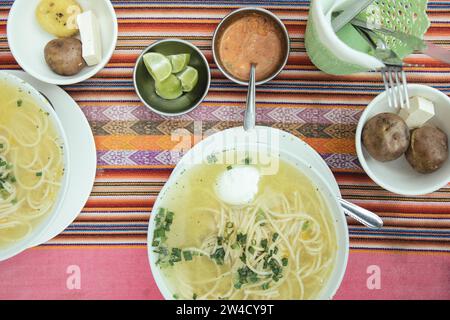 Sopa de gallina avec œuf, soupe de poulet, plat traditionnel dans les hauts plateaux andins du Pérou, avec citron vert, pommes de terre bouillies, fromage frais et aji, la Banque D'Images