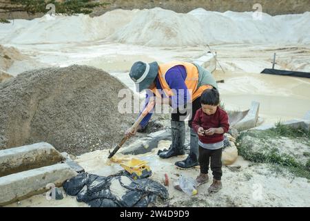 Travailleuse avec son enfant dans une mine de kaolin, Pachacayo, Pérou Banque D'Images