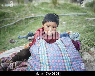 Enfant d'un mineur dans une mine de kaolin à ciel ouvert, Pachacayo, Pérou Banque D'Images