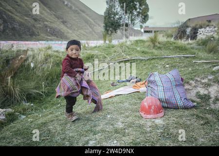 Enfant d'un mineur dans une mine de kaolin à ciel ouvert, Pachacayo, Pérou, Amérique du Sud Banque D'Images