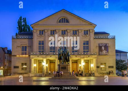 Goethe-Schiller-Denkmal, Deutsches Nationaltheater, Weimar, Theaterplatz, Thüringen, Allemagne Banque D'Images