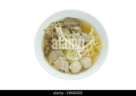 bœuf braisé bouilli et boulette de viande dans une soupe claire sur un bol Banque D'Images