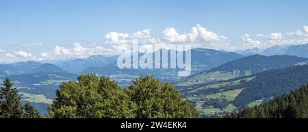 Vue de la Pfaender dans le Bregenzerwald et aux sommets alpins, Pfaender, près de Bregenz, vue panoramique, Vorarlberg, Autriche Banque D'Images