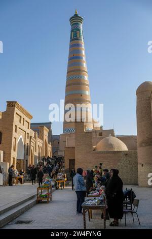 Khiva, Ouzbékistan - 16 décembre 2023 : vue du minaret de la madrasa Islam Khodja dans la vieille ville de Khiva, Ouzbékistan. Banque D'Images