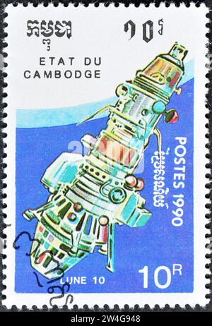 Timbre-poste annulé imprimé par le Cambodge, qui montre Luna 10, vers 1986. Banque D'Images