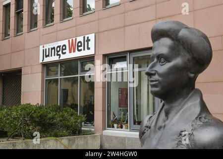 Verlag und Redaktion Zeitung "Junge Welt", Denkmal Rosa Luxemburg, Weydingerstraße, Mitte, Berlin, Deutschland Banque D'Images