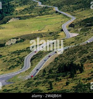 Route sinueuse dans les Pyrénées orientales. France. Europe. Banque D'Images