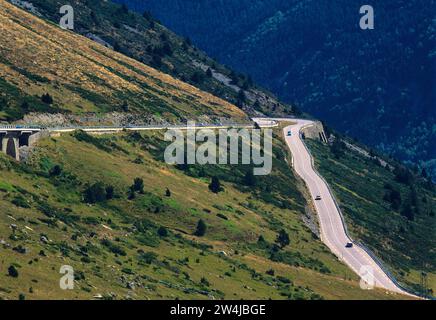 Route sinueuse dans les Pyrénées orientales. France. Europe. Banque D'Images