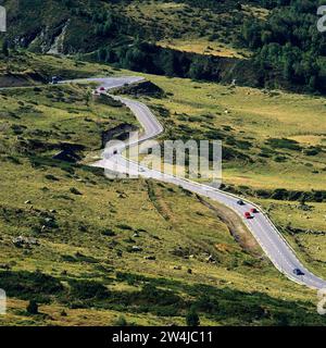 Route sinueuse dans les Pyrénées orientales. France. Europe. Banque D'Images