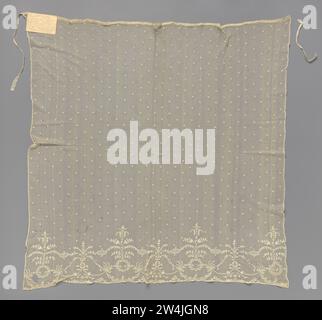 Voile ou tablier de plaque de dentelle sur tulle mécanique avec une bordure florale sous le motif d'étalement, anonyme, c. 1830 voile porté sur un chapeau à baldaquin ou un tablier d'un costume frison de lacets de couleur naturelle : côté Lierse (travail de tambouring sur tulle mécanique). Modèle rectangulaire, avec un ruban de satin naturel à travers un ourlet sur le haut court. Au bas du voile, le travail de tambourinage a un motif répétitif avec deux branches de fleurs fines variées avec des fleurs fines et des feuilles. Les branches de fleurs sont symétriques et se tiennent debout. La branche légèrement grande provient d'un motif circulaire réalisé avec dix sm Banque D'Images