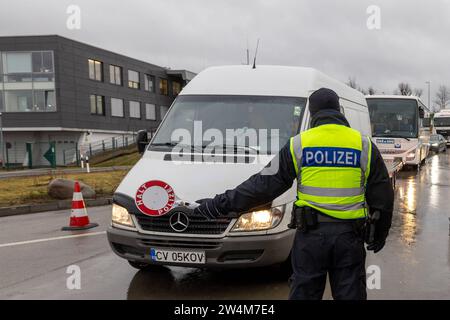 Einreisekontrollen auf der Autobahn Ein Polizist hält einen Kleinbus an. Nahe der Grenze zu Tschechien führen Polizisten auf einem Parkplatz der BAB 17 Einreisekontrollen nach Deutschland durch. Bad Gottleuba-Berggießhübel Sachsen Deutschland *** contrôles d'entrée sur l'autoroute Un policier arrête un minibus près de la frontière avec la République tchèque, les policiers effectuent des contrôles d'entrée en Allemagne dans un parking sur le BAB 17 Bad Gottleuba Berggießhübel Saxe Allemagne Daniel Schäfer Banque D'Images