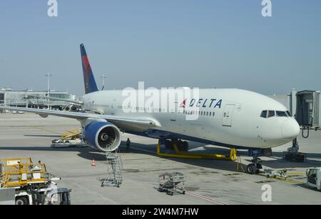 Flugzeug Delta, Flughafen Charles de Gaulle, Paris, Frankreich Banque D'Images