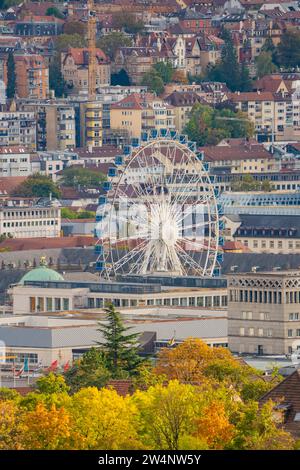 Vue sur la ville avec une grande roue derrière des arbres et des bâtiments un jour d'automne, Stuttgart, Allemagne Banque D'Images