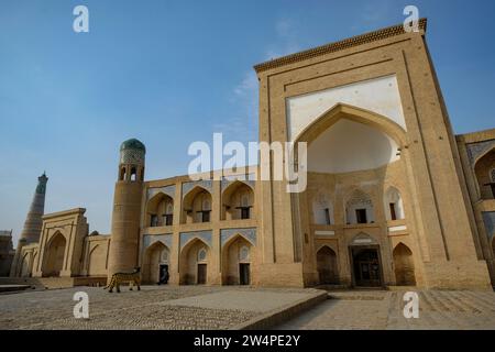 Khiva, Ouzbékistan - 15 décembre 2023 : Allakuli Khan Madrasah dans la vieille ville de Khiva, Ouzbékistan. Banque D'Images