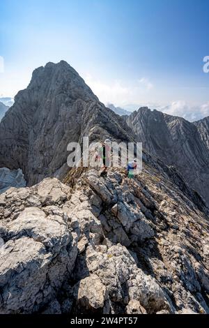 Deux alpinistes sur un sentier rocheux étroit de montagne, vue sur le sommet de la Hochkalter, tour de montagne au sommet de la Hochkalter, Hochkalter Banque D'Images