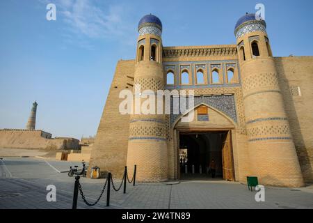 Khiva, Ouzbékistan - 15 décembre 2023 : Polvon Darvoza est la porte orientale de la vieille ville de Khiva, Ouzbékistan. Banque D'Images