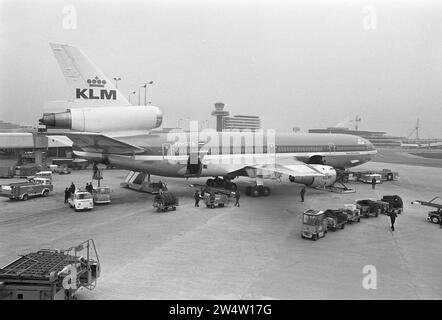 (Légende originale) le premier DC 10 pour KLM atterrit à Schiphol, DC 10 sur la plate-forme env. 16 décembre 1972 Banque D'Images