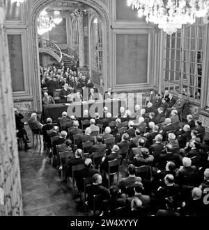 L'ambassadeur tchécoslovaque Štefan Osusky (debout derrière la table) s'exprime devant une salle de diplomates, à sa droite Henry Bérenger, président de la commission des affaires étrangères du Sénat français ca. 23 juin 1938 Banque D'Images