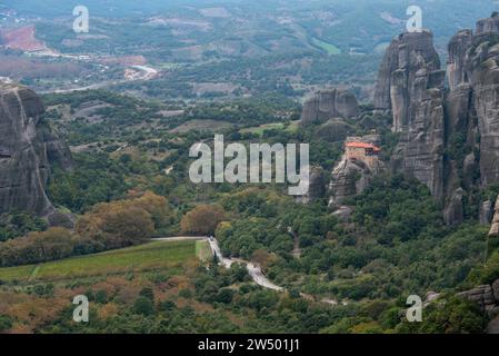 Les monastères de meteora kalampaka sont construits au sommet d'une crête de grès. Banque D'Images