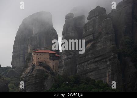 Les monastères de meteora kalampaka sont construits au sommet d'une crête de grès. Banque D'Images