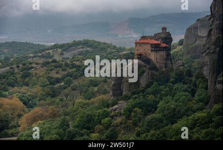 Les monastères de meteora kalampaka sont construits au sommet d'une crête de grès. Banque D'Images