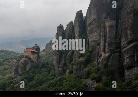 Les monastères de meteora kalampaka sont construits au sommet d'une crête de grès. Banque D'Images