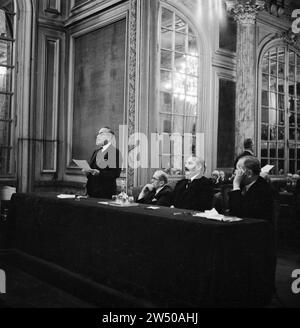 L'ambassadeur tchécoslovaque Štefan Osusky (debout) prend la parole, à sa droite Henry Bérenger, président de la commission des affaires étrangères du Sénat français ca. 23 juin 1938 Banque D'Images