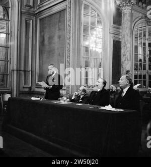 L'ambassadeur tchécoslovaque Štefan Osusky (debout) prend la parole, à sa droite Henry Bérenger, président de la commission des affaires étrangères du Sénat français ca. 23 juin 1938 Banque D'Images