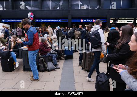 Euston Station, Londres, Royaume-Uni. 21 décembre 2023. Tous les trains de la gare de Londres Euston ont été annulés en raison d'un défaut sur la ligne. Crédit : Matthew Chattle/Alamy Live News Banque D'Images