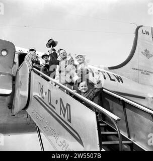 Les voyageurs embarquent à bord de l'avion de passagers de KLM, le Douglas C-54a immatriculé pH-TLW, au départ de l'aéroport de Schiphol par les escaliers env. 1950 Banque D'Images