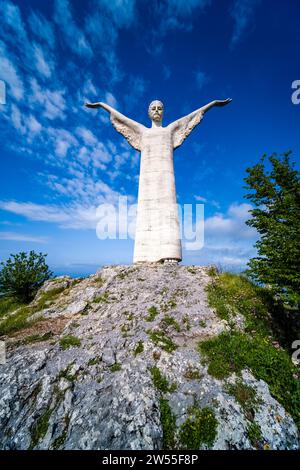 La statue du Christ Rédempteur de Maratea, Cristo Redentore di Maratea sur le sommet de la montagne Monte San Biagio. Banque D'Images