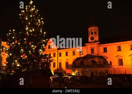 Regensburg, romantischer Weihnachtsmarkt auf Schloss Thurn und taxis, geöffnet bis 23.12.2023. Foto : Regensburger Christkindlmarkt, Innenhof von Schloss St. Emmeram, Verkaufsstände und Christbaum *** Ratisbonne, marché de Noël romantique au Palais de Thurn und taxis, ouvert jusqu'en 23 12 2023 photo marché de Noël de Ratisbonne, cour intérieure du Palais de St Emmeram, stands et arbre de Noël Banque D'Images