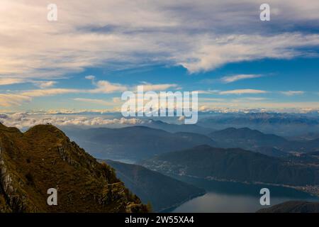 Vue aérienne sur le magnifique paysage montagneux avec montagne enneigée et Cloudscape et le lac de Lugano dans une journée ensoleillée de Monte Generoso, Tessin, Switzerl Banque D'Images