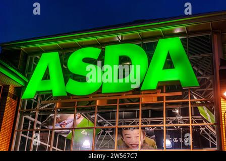 Asda signe la nuit Banque D'Images