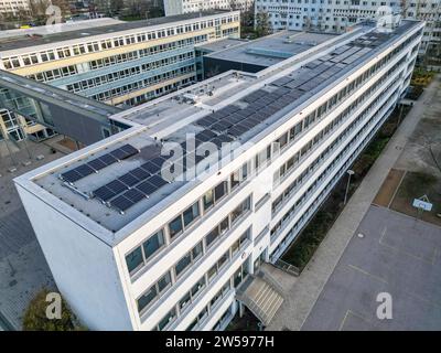 PRODUCTION - 16 décembre 2023, Saxe, Leipzig : installation d'un système solaire sur le toit d'une école à Leipzig. Le nombre de systèmes photovoltaïques installés sur les toits municipaux en Saxe est en augmentation. À la fin de 2023, Leipzig aura produit plus de 1 000 mégawattheures d'électricité par an à partir de panneaux photovoltaïques sur les toits municipaux. D'ici la fin de 2023, un total de 23 écoles de Leipzig, une salle de sport, une caserne de pompiers et une garderie dans la ville d'exposition auront de tels systèmes. (Vue aérienne avec drone) photo : Jan Woitas/dpa Banque D'Images