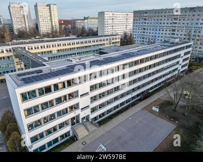 PRODUCTION - 16 décembre 2023, Saxe, Leipzig : installation d'un système solaire sur le toit d'une école à Leipzig. Le nombre de systèmes photovoltaïques installés sur les toits municipaux en Saxe est en augmentation. À la fin de 2023, Leipzig aura produit plus de 1 000 mégawattheures d'électricité par an à partir de panneaux photovoltaïques sur les toits municipaux. D'ici la fin de 2023, un total de 23 écoles de Leipzig, une salle de sport, une caserne de pompiers et une garderie dans la ville d'exposition auront de tels systèmes. (Vue aérienne avec drone) photo : Jan Woitas/dpa Banque D'Images