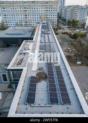 PRODUCTION - 16 décembre 2023, Saxe, Leipzig : installation d'un système solaire sur le toit d'une école à Leipzig. Le nombre de systèmes photovoltaïques installés sur les toits municipaux en Saxe est en augmentation. À la fin de 2023, Leipzig aura produit plus de 1 000 mégawattheures d'électricité par an à partir de panneaux photovoltaïques sur les toits municipaux. D'ici la fin de 2023, un total de 23 écoles de Leipzig, une salle de sport, une caserne de pompiers et une garderie dans la ville d'exposition auront de tels systèmes. (Vue aérienne avec drone) photo : Jan Woitas/dpa Banque D'Images