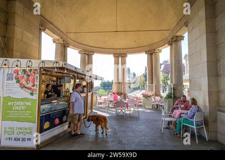 Café, North Rotunda, Rotunda Polnocna, Hakenterrasse, Szczecin, voïvodie de Poméranie occidentale, Pologne Banque D'Images