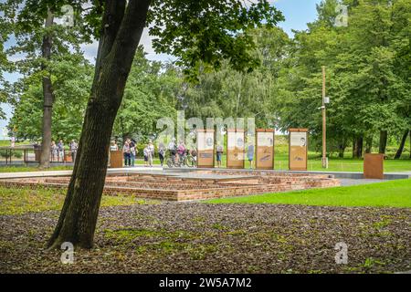 Panneaux d'affichage sur le début de la guerre et les défenseurs polonais de la Westerplatte près de Gdansk, voïvodie de Poméranie, Pologne Banque D'Images