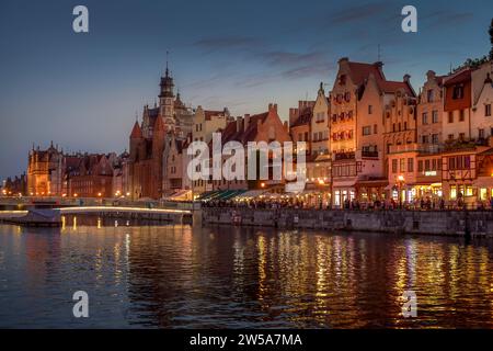 Bâtiments anciens, façades, promenade au bord de la rivière long Pont, Dlugie Pobrzeze, rivière Motlawa, vieille ville, Gdansk, voïvodie de Poméranie, Pologne Banque D'Images