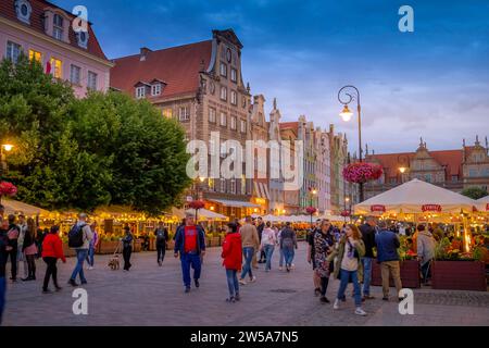 Touristes, maisons patriciennes, long marché, vieille ville, Gdansk, voïvodie de Poméranie, Pologne Banque D'Images