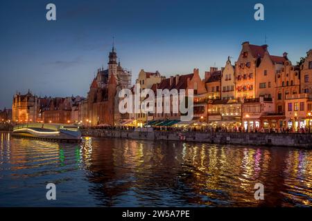 Bâtiments anciens, façades, promenade au bord de la rivière long Pont, Dlugie Pobrzeze, rivière Motlawa, vieille ville, Gdansk, voïvodie de Poméranie, Pologne Banque D'Images