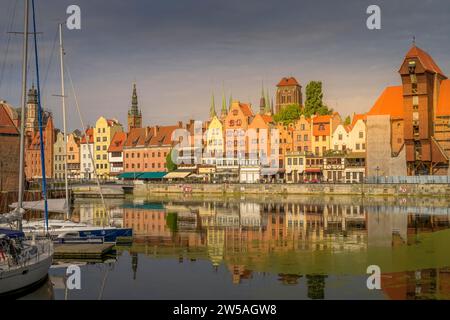 Bâtiments anciens, façades, promenade au bord de la rivière long Pont, Dlugie Pobrzeze, rivière Motlawa, vieille ville, Gdansk, voïvodie de Poméranie, Pologne Banque D'Images