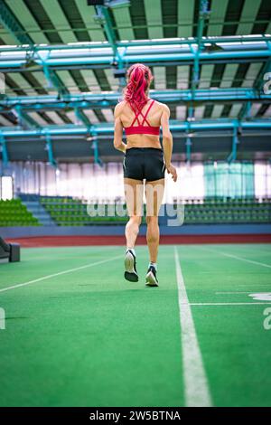Vue arrière d'un sprinter se concentrant sur la course rapide dans le stade, Glaspalast, Sindelfingen Banque D'Images