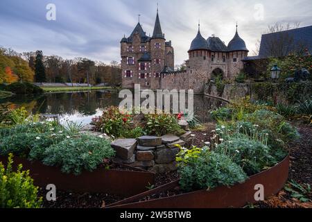 MECHERNICH, ALLEMAGNE - 22 NOVEMBRE 2023 : image panoramique du vieux château de Satzvey pendant la soirée du 22 novembre 2023 à Eifel, Rhénanie du Nord Westphalie, G Banque D'Images